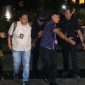 Ketua Umum PPP Romahurmuzy yang mengenakan topi, tampak merunduk ketika tiba di Gedung KPK