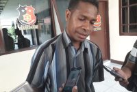 Arnold Raga memberikan keterangan kepada sejumlah wartawan di Mapolres Sikka, Jumat (1/3)