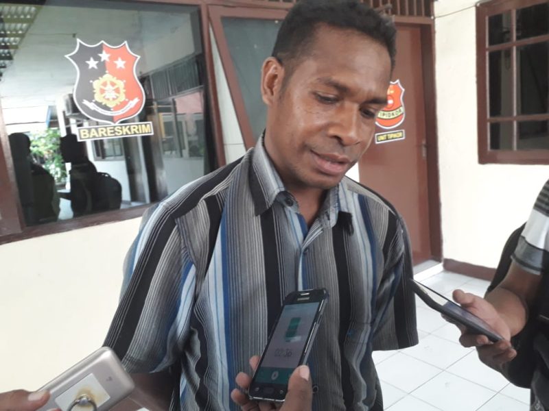 Arnold Raga memberikan keterangan kepada sejumlah wartawan di Mapolres Sikka, Jumat (1/3)