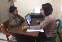 Theresia Pramunista Rolle, guru SDI Madawat sedang memberikan keterangan kepada penyidik Polres Sikka terkait tindakan kekerasan orang tua kepada guru, Jumat (1/3)