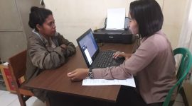 Theresia Pramunista Rolle, guru SDI Madawat sedang memberikan keterangan kepada penyidik Polres Sikka terkait tindakan kekerasan orang tua kepada guru, Jumat (1/3)