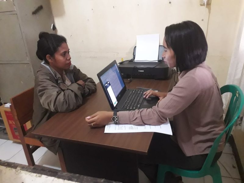 Theresia Pramunista Rolle, guru SDI Madawat sedang memberikan keterangan kepada penyidik Polres Sikka terkait tindakan kekerasan orang tua kepada guru, Jumat (1/3)