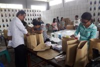 Suasana pengepakan logistik Pemilu 2019 di gudang logistik KPU Sikka di Sikka Innovation Center Maumere