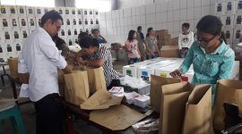 Suasana pengepakan logistik Pemilu 2019 di gudang logistik KPU Sikka di Sikka Innovation Center Maumere