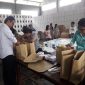 Suasana pengepakan logistik Pemilu 2019 di gudang logistik KPU Sikka di Sikka Innovation Center Maumere