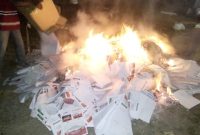 Pemusnahan surat suara Pemilu 2019 yang rusak dan lebih di halaman Kantor KPU Sikka, Selasa (16/4) malam