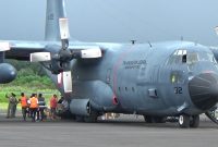 Pesawat Hercules yang membawa surat suara mendarat di Bandara Frans Seda Maumere, Senin (15/4)