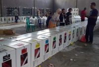 Aktifitas pengepakan logistik di gudang logistik KPU Sikka, Selasa (16/4)