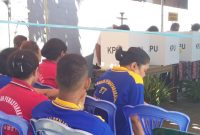 Suasana pemungutan suara pada TPS Kota Baru 08 di Kabupaten Sikka, Rabu (17/4)