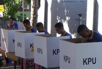 Warga binaan di Rutan Maumere Kabupaten Sikka sedang memberikan suara di TPS 08 Kota Baru, Rabu (17/4)