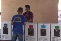 Seorang warga binaan di Ruan Maumere Kabupaten Sikka sedang memasukkan surat suara di TPS 08 Kota Baru, Rabu (17/4)