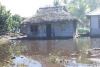 Hempasan gelombang pasang mencapai 20 meter hingga rumah warga di Dusun Waturepa Desa Lela Kecamatan Lela Kabupaten Sikka, Senin (22/4)