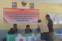 Suasana perhitungan suara Pemilu 2019 yang berlangsung di Aula Kantor Kecamatan Alok