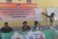 Suasana rapat pleno rekapitulasi dan perhitungan suara Pemilu 2019 di Aula Kantor Kecamatan Alok, Selasa (23/4)