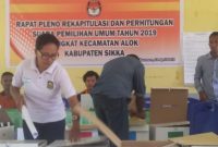 Suasana rapat pleno rekapitulasi dan perhitungan suara Pemilu 2019 di Aula Kantor Kecamatan Alok, Selasa (23/4)
