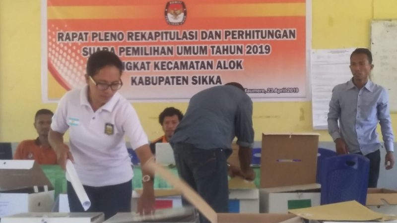 Suasana rapat pleno rekapitulasi dan perhitungan suara Pemilu 2019 di Aula Kantor Kecamatan Alok, Selasa (23/4)