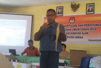 Ketua PPS Gunung Sari Zainal sedang menunjukkan sampul Model C1 yang masih tersegel pada saat pleno rekapitulasi perhitungan suara di Kantor Kecamatan Alok, Rabu (24/4)