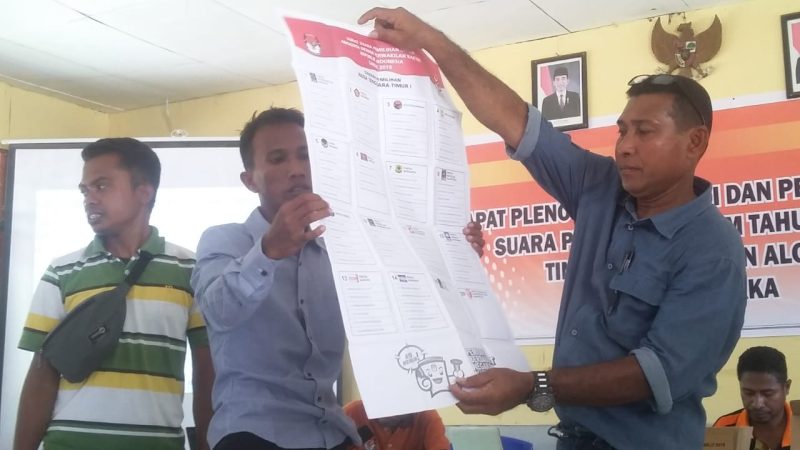 Penghitungan ulang surat suara DPR RI TPS Gunung Sari 04 saat pleno rekapitulasi di Aula Kantor Kecamatan Alok, Rabu (24/4)