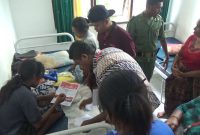 KPPS TPS Tanaduen 05 melayani pemilih yang sedang sakit pada pemungutan suara ulang di Kabupaten Sikka, Sabtu (27/4)