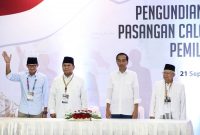 Pasangan calon presiden dan wakil presiden saat pengundian nomor urut calon