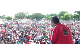Sekjen PDI Perjuangan Hasto Kristianto lampanye di Lapangan Umum Kota Baru Maumere, Selasa (9/4)