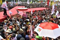 Jokowi membagi-bagi kaos saat kampanye di Lapangan Latsitarda Kupang, Senin (8/4)