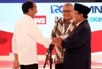 Jokowi dan Prabowo bersama Ketua KPU saat debat pertama beberapa waktu lalu