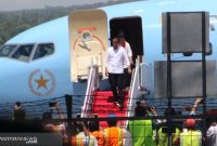 Calon Presiden Jokowi tiba di Bandara El Tari Kupang, NTT, Senin (8/4)