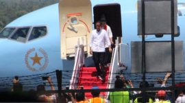 Calon Presiden Jokowi tiba di Bandara El Tari Kupang, NTT, Senin (8/4)