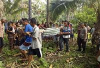 Jasad korban Aprianus Nong dibawa ke Puskesmas Waigete