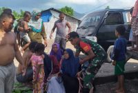 Sejumlah penumpang yang selamat menyusul tenggelamnya sebuah perahu motor di perairan Nangahale Kabupaten Sikka, Selasa (16/4)