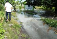 Genangan air hujan menuju ke SMAN 1 Pemana, Senin (15/4)