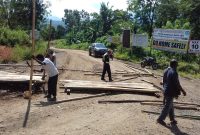 Penutupan akses menuju Waduk Napung Gete di Kecamatan Waiblama, Kamis (11/4)