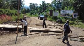 Penutupan akses menuju Waduk Napung Gete di Kecamatan Waiblama, Kamis (11/4)