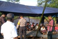 Kepala Dinas PUPR Sikka Thomas Agustius Lameng (kiri) dan Camat Waiblama Antonius Jabo Liwu didampingi Kapolsek Waigete Iptu Siprianus Raja menyambangi warga pemilik lahan yang menutup akses jalan ke Waduk Napung Gete, Kamis (11/4)