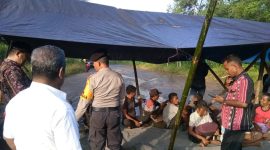 Kepala Dinas PUPR Sikka Thomas Agustius Lameng (kiri) dan Camat Waiblama Antonius Jabo Liwu didampingi Kapolsek Waigete Iptu Siprianus Raja menyambangi warga pemilik lahan yang menutup akses jalan ke Waduk Napung Gete, Kamis (11/4)