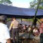 Kepala Dinas PUPR Sikka Thomas Agustius Lameng (kiri) dan Camat Waiblama Antonius Jabo Liwu didampingi Kapolsek Waigete Iptu Siprianus Raja menyambangi warga pemilik lahan yang menutup akses jalan ke Waduk Napung Gete, Kamis (11/4)