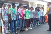 Wakapolres Sikka Kompol Iwan Iswahyudi sedang memberikan pembinaan kepada para pelajar yang ugal-ugalan merayakan kelulusan, Senin (13/5)