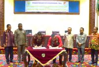 Bupati Sikka Fransiskus Roberto Diogo dan Bupati Kutai Barat menandatangani MoU Perlindungan Tenaga Kerja, Kamis (16/5), di Gedung Serba Guna Kompleks Kantor Bupati Kutai Barat, Sendawar