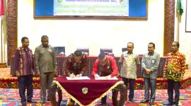 Bupati Sikka Fransiskus Roberto Diogo dan Bupati Kutai Barat menandatangani MoU Perlindungan Tenaga Kerja, Kamis (16/5), di Gedung Serba Guna Kompleks Kantor Bupati Kutai Barat, Sendawar