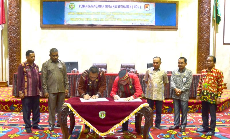 Bupati Sikka Fransiskus Roberto Diogo dan Bupati Kutai Barat menandatangani MoU Perlindungan Tenaga Kerja, Kamis (16/5), di Gedung Serba Guna Kompleks Kantor Bupati Kutai Barat, Sendawar