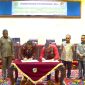 Bupati Sikka Fransiskus Roberto Diogo dan Bupati Kutai Barat menandatangani MoU Perlindungan Tenaga Kerja, Kamis (16/5), di Gedung Serba Guna Kompleks Kantor Bupati Kutai Barat, Sendawar