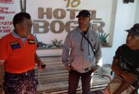 Sekretaris Satpol PP dan Damkar Adeodatus Buang da Cunha (baju merah) saat razia di Hotel Bogor Maumere, Sabtu (18/5)