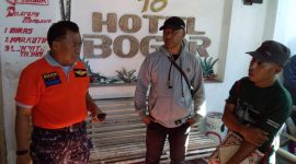 Sekretaris Satpol PP dan Damkar Adeodatus Buang da Cunha (baju merah) saat razia di Hotel Bogor Maumere, Sabtu (18/5)