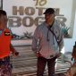 Sekretaris Satpol PP dan Damkar Adeodatus Buang da Cunha (baju merah) saat razia di Hotel Bogor Maumere, Sabtu (18/5)