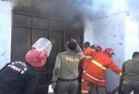 Petugas pemadam kebakaran sedang berupaya memadamkan kebakaran rumah di Kelurahan Waioti, Jumat (24/5)