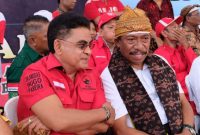 Andreas Hugo Pareira dalam sebuah kesempatan bersama Bupati Ende Marcel Petu