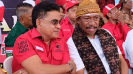 Andreas Hugo Pareira dalam sebuah kesempatan bersama Bupati Ende Marcel Petu