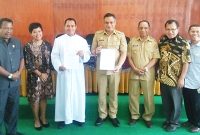 Bupati Sikka Fransiskus Roberto Diogo dan Pengurus Sekolah Tinggi Teknologi (STT) Cristo Re usai penandatanganan kerja sama beasiwa di Aula Kantor Bupati Sikka Jalan Ahmad Yani, Senin (20/5)