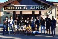 Aparat kepolisian memperlihatkan wajah dua tersangka asal Kabupaten Sikka (dalam posisi duduk) yang terlibat kasus pembunuhan di Kabupaten Luwu Propinsi Sulawesi Selatan, Sabtu (18/5)